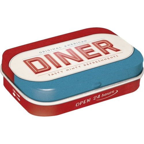 Diner Pfefferminzdose von Nostalgic Art. Deckel in rot-blau und einem weißen Banner mit dem Schriftzug Original American Diner Tasty Minty Refreshments. Der untere Teil ist rot und hat den Schriftzug Open 24 hours.