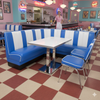 American Diner Set mit zwei Dinerbänken und zwei Retro-Stühlen – ideal für Restaurants und Cafés.