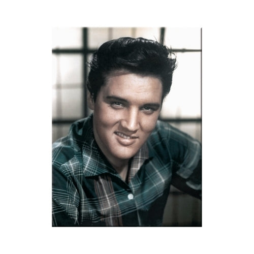 Elvis Presley - in Colour Magnet von Nostalgic Art. Design ist bunt, mit einem Bild von Elvis der lächelt und ein kariertes Hemd in Blau-weiß und rostbraunen Streifen an hat.