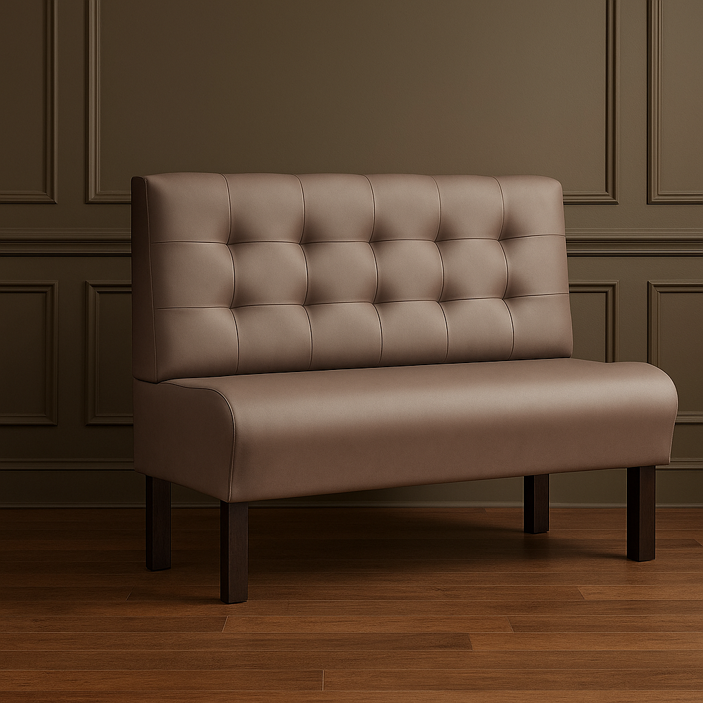 Palermo  mit  Kunstlederbezug in Braun. Rücken besteht aus quadratischer Absteppungen  und schwarzem Holzsockel. Gastronomie Sitzbank von Möbelland24. https://moebelland24.de/products/sitzbank-palermo