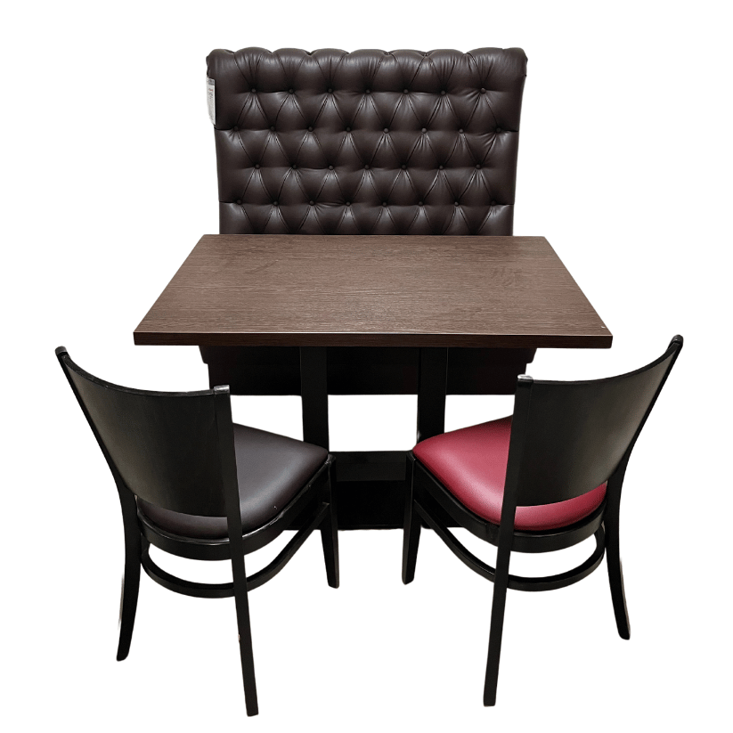 Sitzbank im Chesterfield Design in braunem Kunstleder, eine Tisch mit schwarzem Gestell und einer Tischplatte in wenge. Zwei Stühle mit Wengegestell. Rückenlehne ist aus Holz die Sitzfläche mit Kunstlederbezug einmal in Rot und einmal in Braun. 