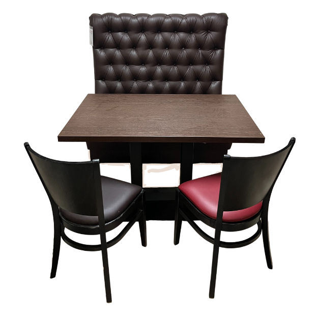 Sitzbank Chester Set Sitzbank im Chesterfield Design in braunem Kunstleder, eine Tisch mit schwarzem Gestell und einer Tischplatte in wenge. Zwei Stühle mit Wengegestell. Rückenlehne ist aus Holz die Sitzfläche mit Kunstlederbezug einmal in Rot und einmal in Braun. 