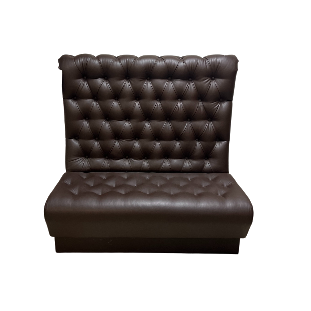 Sitzbank Chesterfield mit braunem Kunstlederbezug.