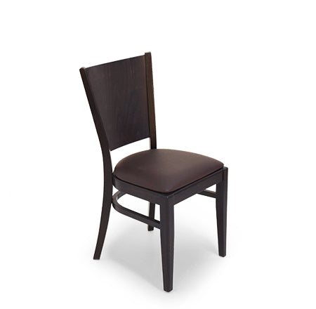 Stuhl Lynne aus Vollholz in wenge gebeizt. Rückenlehne Vollholz, Sitzfläche gepolstert und in braunem Kunstleder, seitliche Ansicht.