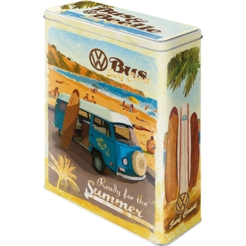 Vorratsdose XL Motiv VW Bulli Ready for Summer von Nostalgic Art - 1. Seite. Sommerliches Design, mit Strand und Meer und einem blauen VW Bulli Bus an dem ein gelbes Surfboard angelehnt ist.