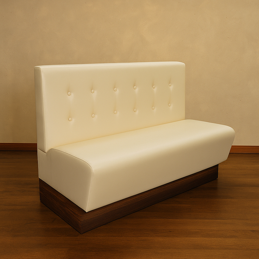 Verona  mit  Kunstlederbezug in Weiß. Rücken besteht aus zweireihiger Knopfleiste und schwarzem Holzsockel. Gastronomie Sitzbank von Möbelland24