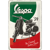 Blechschild Motiv Vespa von Nostalgic Art. Hintergrundfarben der italienischen Flagge in grün, weiß und rot mit einer schwarz-weißen Vespa mittig und dem Schriftzug Vespa ´59 The OriginalItalien Classic.